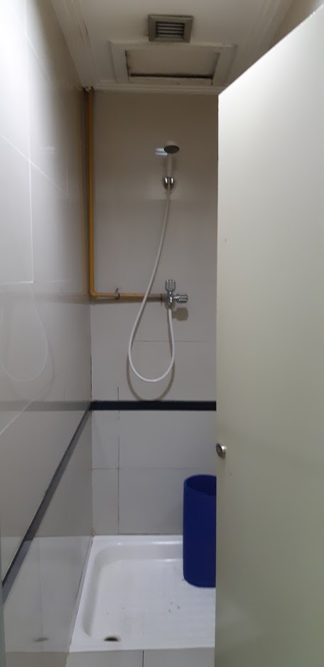 Satu bilik kecil Shower Room Terminal 2 Bandara Soekarno Hatta 